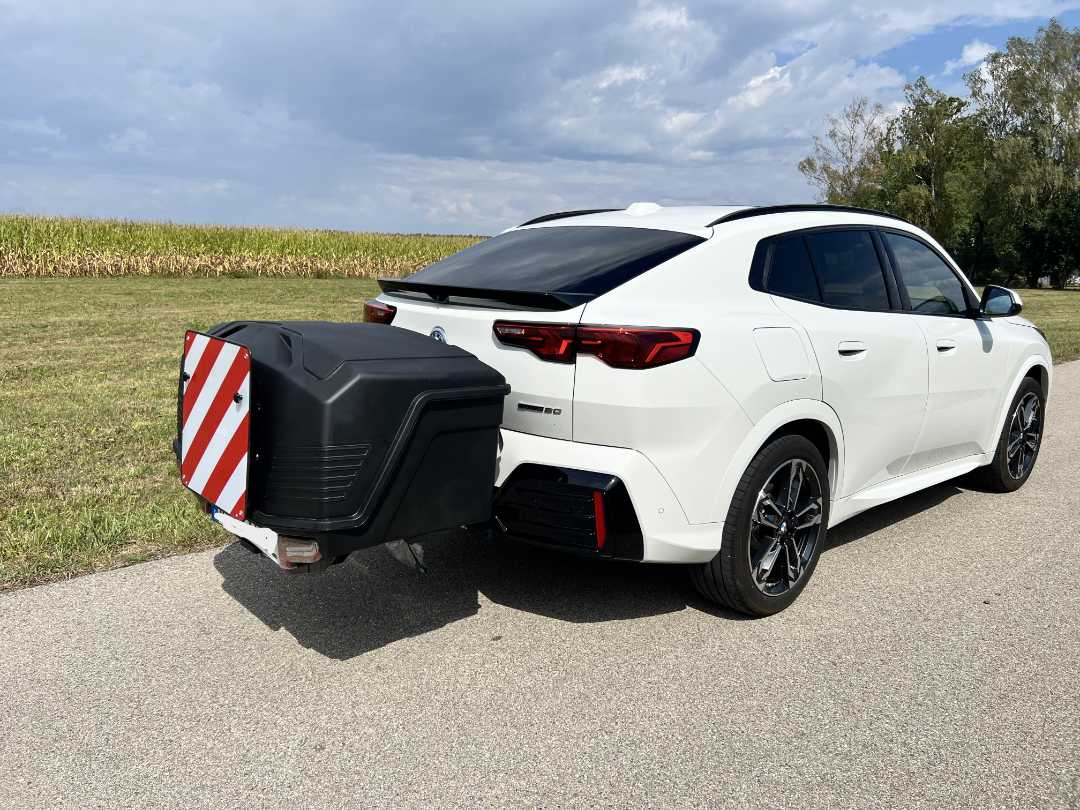 TowBox V5 mieten – 330 L Heckbox für Anhängerkupplung | Mehr Stauraum für Urlaub & Reisen